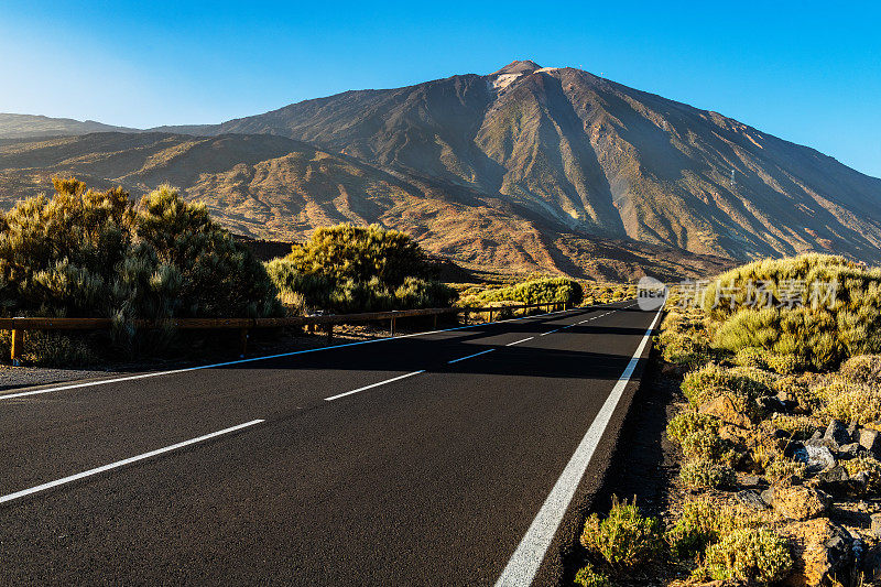 西班牙特内里费国家公园EL Teide火山下的柏油路